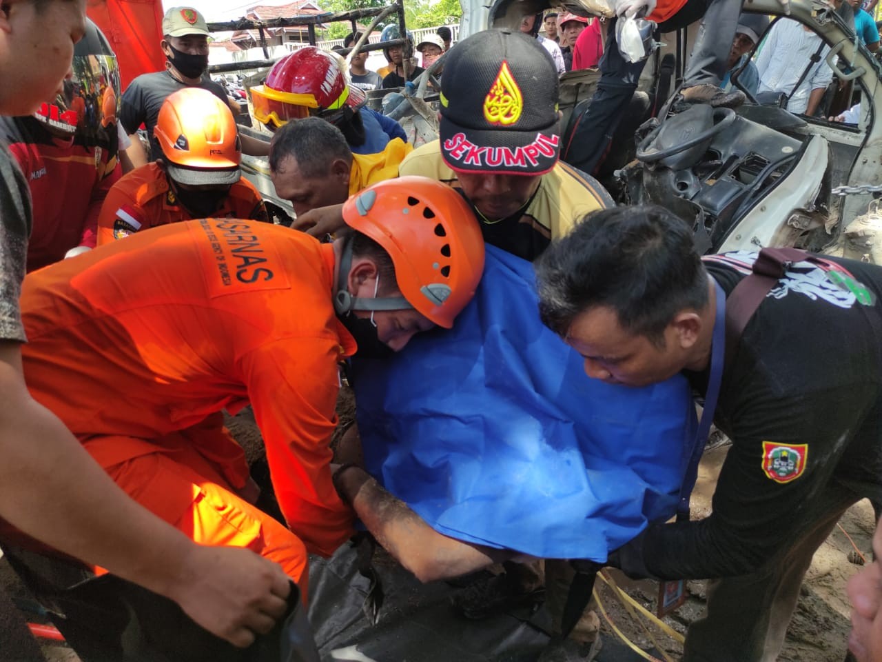 Korban Terjepit Saat Kecelakaan Di Jalan Ahmad Yani KM.15
